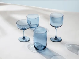 Différents verres bleus de like. by Villeroy & Boch posés sur une table.