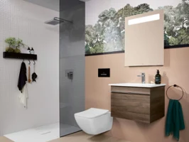 Des toilettes Venticello avec receveur de douche Squaro Infinity dans une salle de bains Une salle de bains avec des WC Venticello, un meuble sous plan et une douche Squaro Infinity.