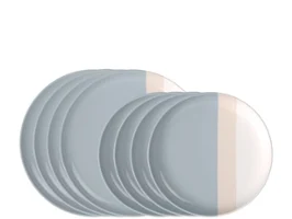 service d'assiettes en céramique Un service de vaisselle en céramique composé d'assiettes, de bols et de tasses, orné de rayures gris clair et crème sur fond gris.