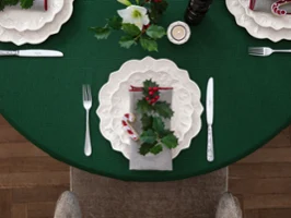 Une table dressée pour Noël avec une nappe verte et des assiettes blanches Villeroy & Boch de la collection Toy’s Delight Royal Classic Une table dressée aux couleurs de Noël avec une nappe verte, des assiettes blanches de Villeroy & Boch de la collection Toy’s Delight Royal Classic décorées avec du houx, un sucre d’orge, une branche de houx sur la serviette et des couverts de table argentés.