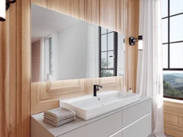 Une salle de bains moderne avec un grand lavabo blanc posé sur un meuble en bois, flanquée de hautes fenêtres offrant une vue pittoresque. Des serviettes moelleuses sont parfaitement empilées sur le côté.