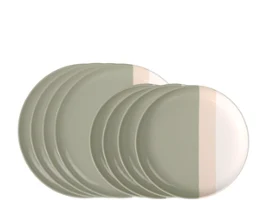 Un ensemble composé d'assiettes, de bols et de tasses en céramique dans des tons beiges et gris, présenté sur un fond clair. Un ensemble composé d'assiettes, de bols et de tasses en céramique dans des tons beiges et gris, présenté sur un fond clair.