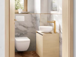 Ein weißer Artis Waschtisch in einem kleinen Gästebad mit Fenster