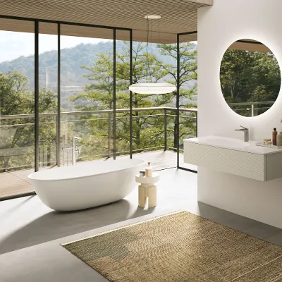 Un bagno moderno con ampie finestre e vasca Antao di Villeroy & Boch.