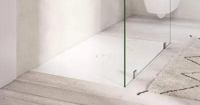 Vitt Subway Infinity-duschkar med glasvägg Ett vitt Subway Infinity-duschkar i ett ljust, modernt badrum.
