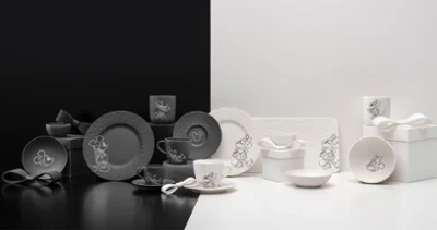 Collezione completa Manufacture Mickey: vari servizi da tavola in ceramica bianca e nera su sfondo bianco e nero.
