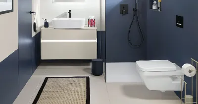 Une salle de bains bleue et blanche avec des toilettes et un lavabo de la collection moderne Architectura de Villeroy & Boch.