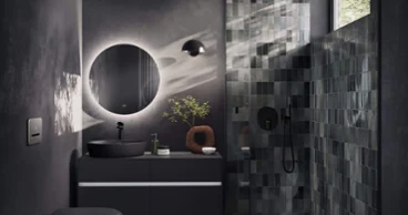 All-black bathroom with an elegant black Finion vanity unit and a Memento 2.0 washbasin, a large Finion mirror and a Squaro Infinity shower tray.