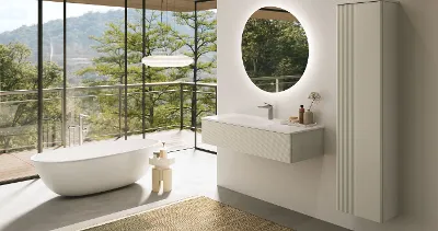 Un bagno moderno con ampie finestre e vasca Antao di Villeroy & Boch.