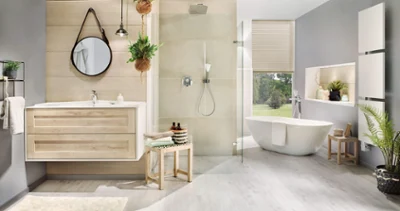 Une baignoire Theano dans une salle de bains spacieuse décorée avec des plantes.