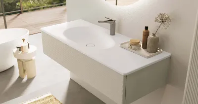 Un lavabo per mobile Antao bianco in un bagno con specchio e rubinetto.