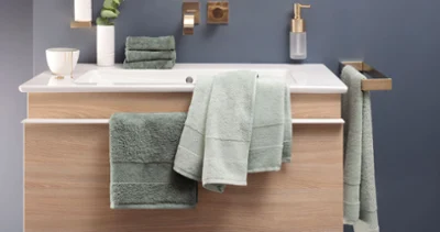 Green One towels on a vanity unit A washbasin with green towels from the One collection by Villeroy & Boch and a mirror.