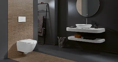 Ein Badezimmer mit Universo TwistFlush Toilette von Villeroy & Boch, Waschbecken und Spiegel.