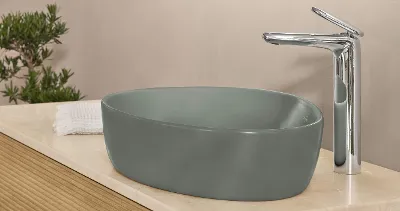 A green washbasin in the bathroom with a silver-coloured washbasin tap from the Antao collection by Villeroy & Boch.