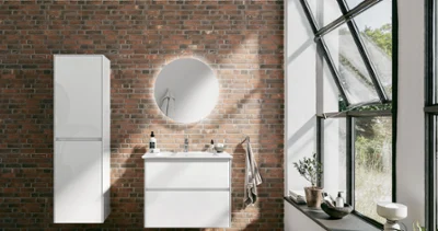 Collaro and Venticello bathroom collections in an airy loft bathroom Modern loft bathroom with Villeroy & Boch bathroom collections, a brick wall, a large window, a white washbasin with a round mirror, a carpet and a potted plant.