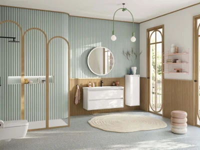 Verspieltes, pastellgrünes Badezimmer mit Villeroy & Boch Kollektion Skyla Großes, pastellgrünes Familienbad mit Duschbereich, Waschtisch mit weißem Unterschrank, rundem beleuchteten Spiegel, Seitenschrank, schwarzen Armaturen und rechteckiger, wandhängender Toilette aus der Kollektion Skyla.