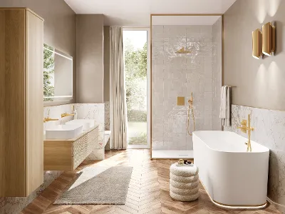 Salle de bain lumineuse avec céramiques de salle de bain blanches Une salle de bain lumineuse avec des lavabos blancs et des meubles de salle de bain en bois clair. Tous les robinets sont en or