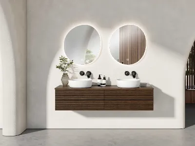 Modernes Badezimmer mit zwei runden Spiegeln über zwei weißen Antao Waschbecken von Villeroy & Boch Modernes Badezimmer mit zwei runden Spiegeln über zwei weißen Antao Waschbecken von Villeroy & Boch auf einem Holzwaschtisch. Schwarze Armaturen und minimalistisches Dekor ergänzen das Design.