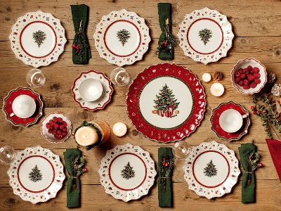 Een kersttafel met rode en groene Toy's Delight borden en servetten van Villeroy & Boch.