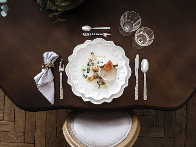 Une décoration de table élégante avec un plat gourmand servi sur des assiettes Toy’s Delight Royal Classic, pour un dîner raffiné.