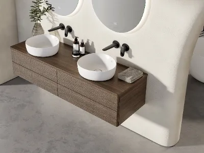 Un bagno moderno con due lavabi e rubinetti neri della collezione Antao di Villeroy & Boch.