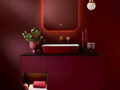 Une salle de bains avec des murs rouges et un lavabo Artis de Villeroy & Boch.