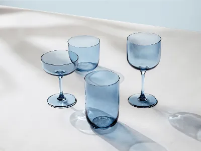 Forskjellige glass i blått fra like. by Villeroy & Boch på et bord.