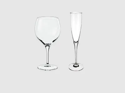 Un bicchiere da vino e una coppa da champagne si trovano uno accanto all'altro su uno sfondo grigio chiaro.