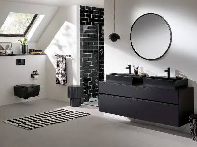 Ein modernes Bad in einer monochromen Farbgebung mit Badkeramik und Interieur von Villeroy und Boch in klassischem Schwarz.