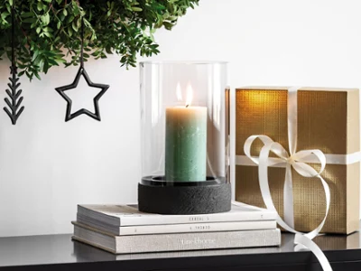 Manufacture Rock Home Lantern in Christmas Atmosphere Eine moderne Laterne aus der Manufacture Rock Home Kollektion, in weihnachtlicher Atmosphäre, ideal für stimmungsvolle Beleuchtung drinnen und draußen.
