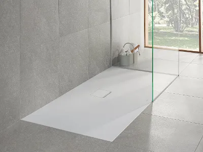 Ein modernes Badezimmer mit einer weißen Squaro Infinity Duschwanne.