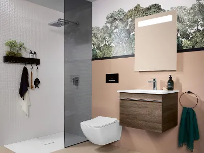 Ein Badezimmer mit Venticello WC, Waschbeckenunterschrank und Squaro Infinity Dusche.