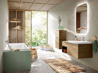 Ein modernes Badezimmer mit rechteckiger Badewanne, schwebendem Waschtisch mit Waschbecken, beleuchtetem Spiegel und Holzakzenten. Große Fenster mit Blick ins Grüne. Das Zimmer hat ein natürliches, minimalistisches Design.