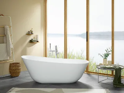 Eine weiße freistehende Theano-Badewanne im Badezimmer von Villeroy & Boch mit einer großen Fensterfront.