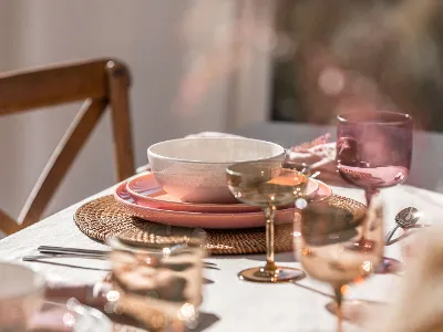 A set table with plates and flatware from Perlemor and Piemont from Villeroy & Boch.