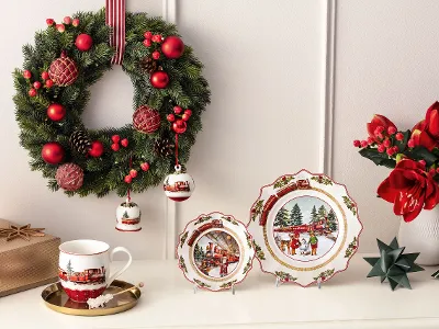 Villeroy & Boch Annual Christmas Edition 2025 festive avec porcelaine décorée sur un buffet blanc