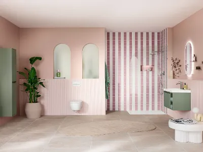 Moderne badeværelse med rosa vægge, stribet bruseområde, grønne detaljer, store spejle og en potteplante.