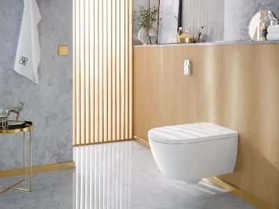 Een witte ViClean-I 100 douche-wc in een grijze badkamer.