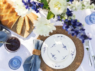 Une table estivale avec une assiette de la collection Vieux Luxembourg et des verres Boston de Villeroy & Boch.