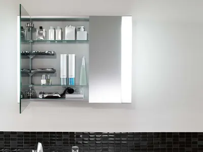 Un armadietto a specchio parete e un lavabo Sentique in un bagno Villeroy & Boch.