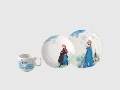 Collection Image - Disney Frozen An arrangement of two plates of different sizes and a cup, decorated with Elsa, Anna and Olaf, presented on a light background.