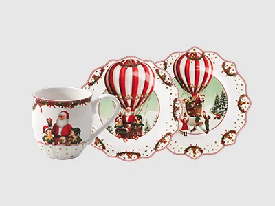 Drei Porzellanteller mit gewelltem Rand, jeweils mit farbenfrohen Karussell- und Jahrmarktszenen-Illustrationen.