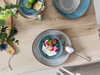 Assiettes et coupes Lave sur une table en bois