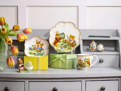 Decorazioni pasquali colorate che uniscono tradizione e gioia primaverile: Crea momenti indimenticabili a casa con piatti, tazze e figurine decorative dettagliate.