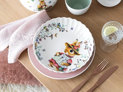 Eine Tischdekoration mit einer Spring Fantasy Schale von Villeroy & Boch.