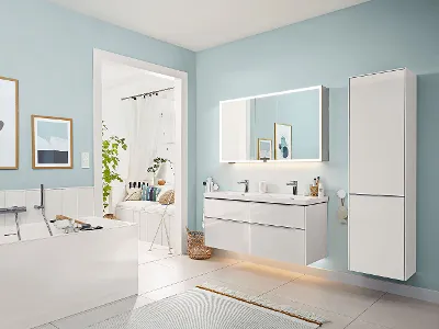 Ein großes Badezimmer mit Subway 3.0 Badmöbeln von Villeroy & Boch.