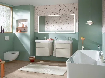 Lo specchio My View di Villeroy & Boch in un bagno blu.