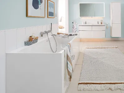 Una vasca da bagno Subway 3.0 bianca in un bagno moderno con pareti blu.