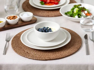 Artesano Original – Naturally Elegant Table Setting Table lumineuse et naturelle pour le petit-déjeuner ou le déjeuner avec la vaisselle Artesano Original de Villeroy & Boch – assiette à déjeuner, assiette plate, bol, bol à pâtes et ménagère Piemont 30 pièces. Une disposition fraîche et intemporelle au style épuré et naturel.