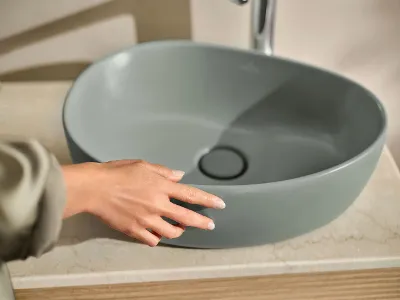 Een hand raakt een vrijstaande wastafel aan uit de badkamercollectie Antao van Villeroy & Boch.